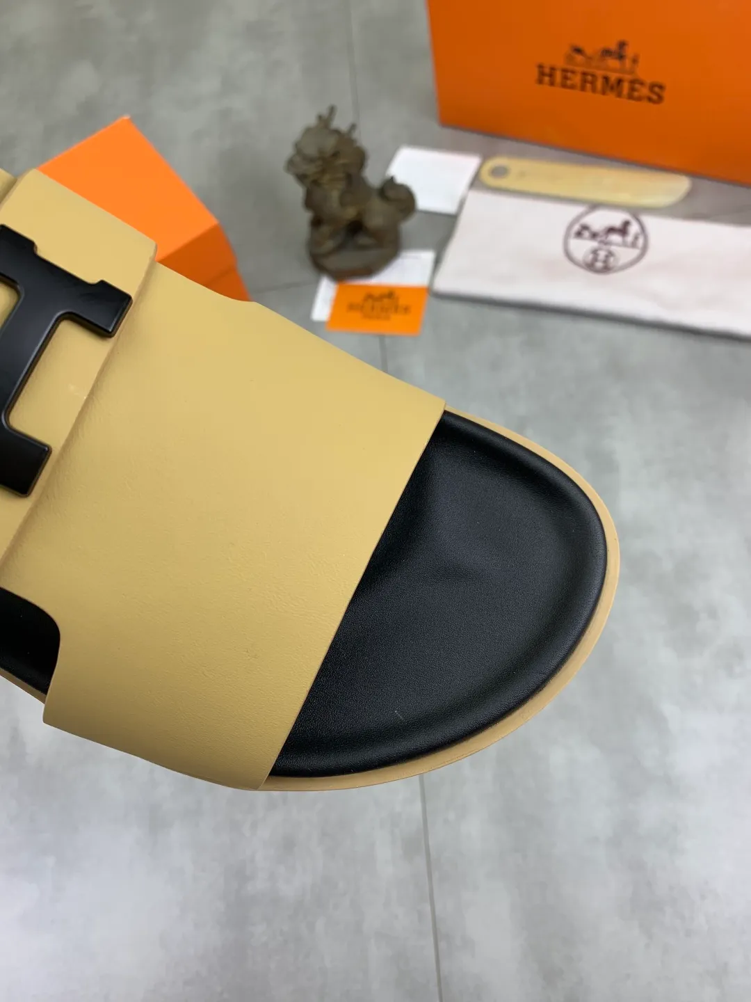 Men's shoes 💰P440 New [HERMES] high-end quality new Hermès slippers, made of imported silk calfskin, wear-resistant and non-slip rubber outsole. Fashionable and elegant code number: 39-44 (38 45 46 customized)